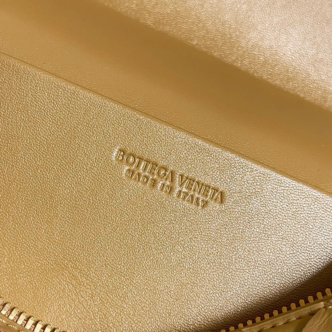 Batch 1360 Bottega Veneta 24 spring and summer woven zipper crossbody bag. A crossbody bag that can be used as a cosmetic bag. The exquisite weaving and compact body are an indispensable accessory for the upcoming summer. The double zipper also better protects the bag. It has a large capacity. If you like it, don’t miss it. Style number: 789109 Size: 22*12.5*5cm